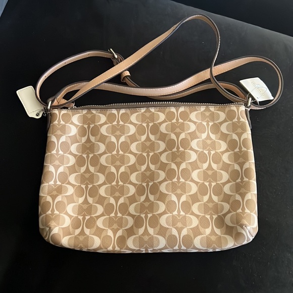 Perfect condition tan bag shoulder strap is adjustable - Picture 2 of 6